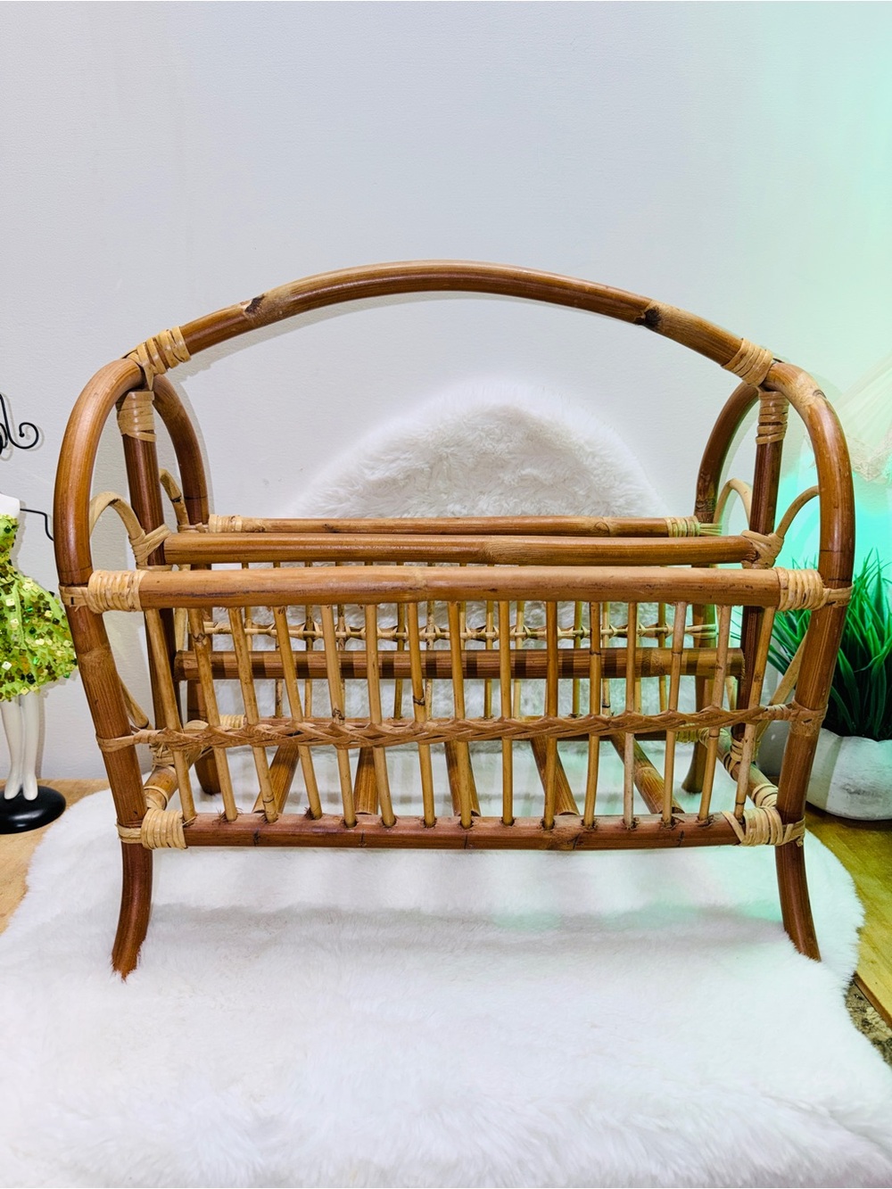 Vintage Rattan Knitting Carrier Basket w/ Side Hearts in Natural Brown ⭐️